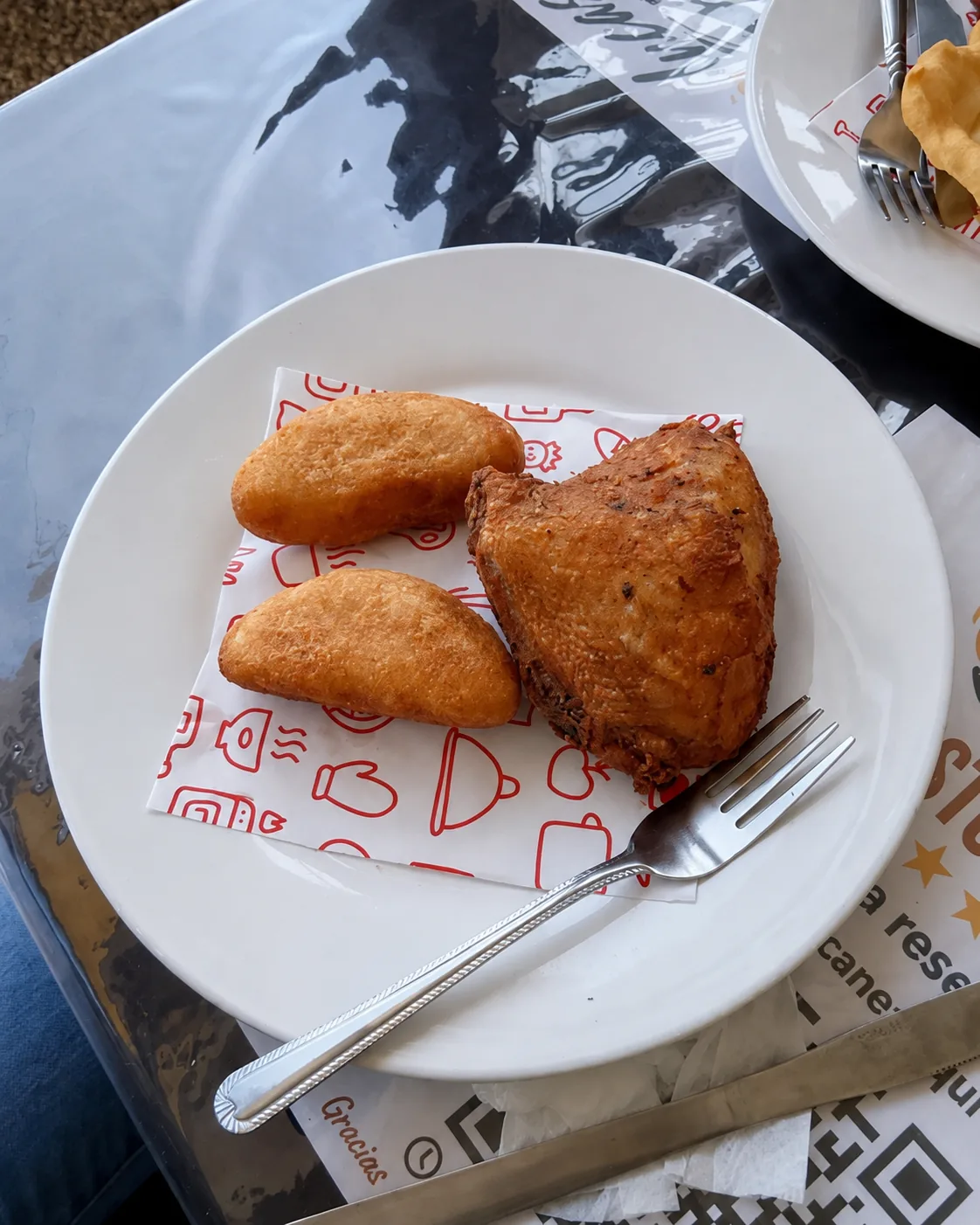 Tres frituras doradas de diferentes formas servidas en un plato blanco.